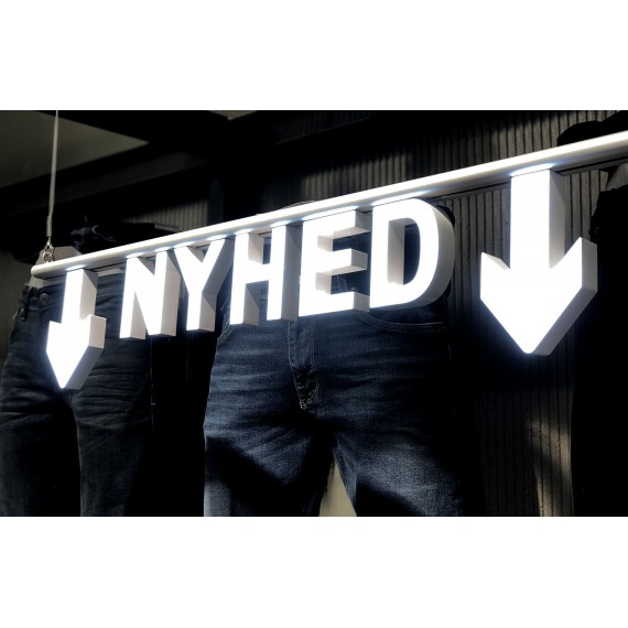 LED-bokstaver på skinne